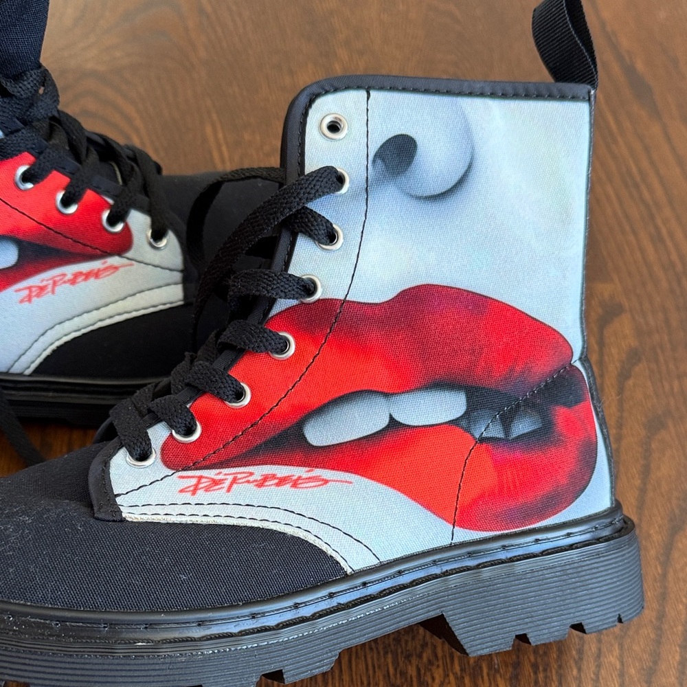 Stylish Black and Red canvas sneaker - Picture 3 of 6